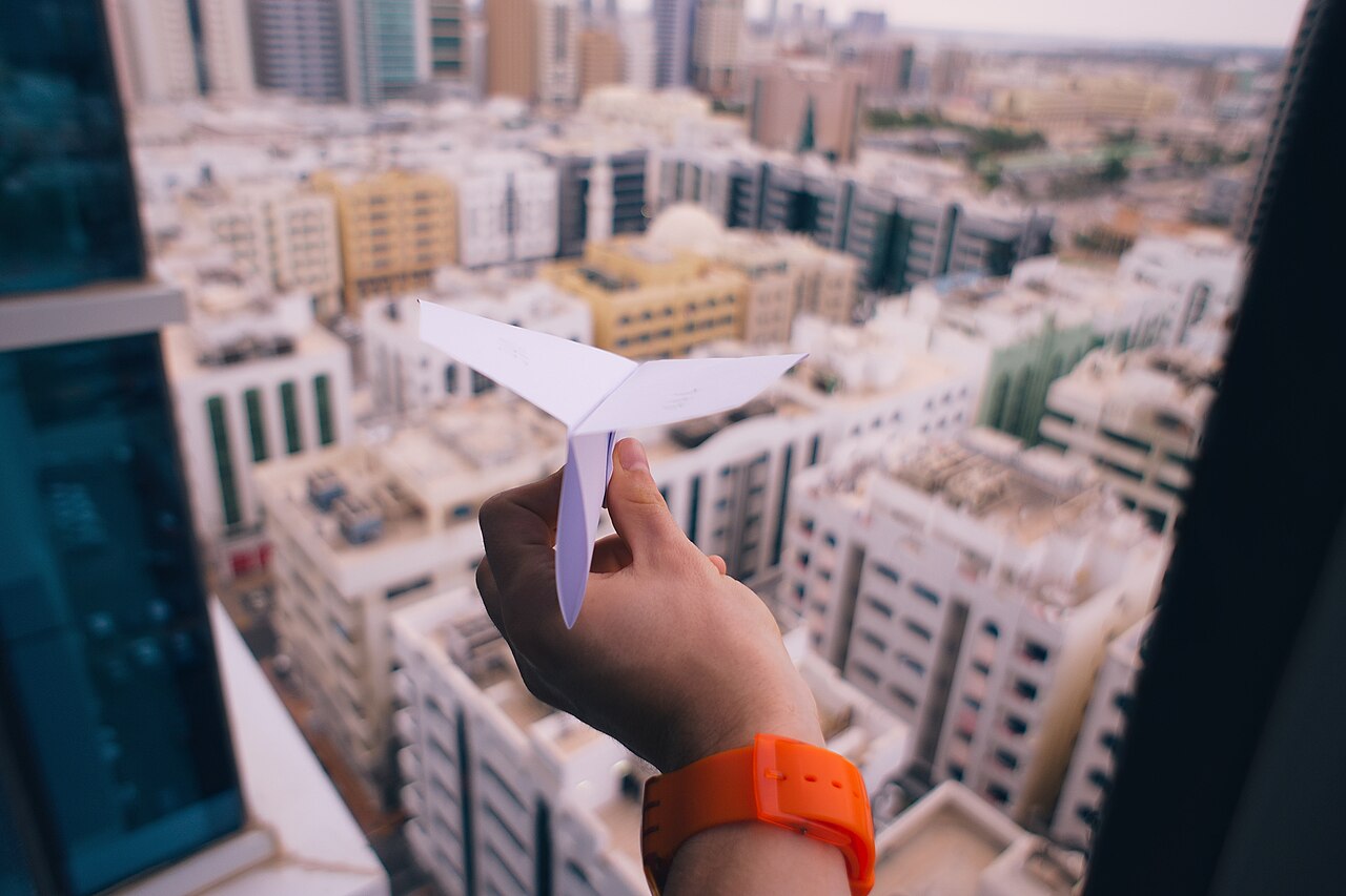 Avión de papel como ejemplo de construcción para observar.